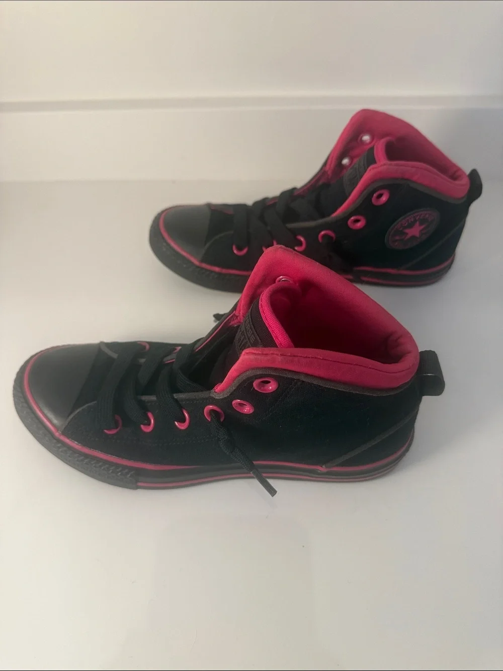 Chuck Taylor Converse All⭐️Star Girls Black High-Tops w/ Pink Trim - Size 4